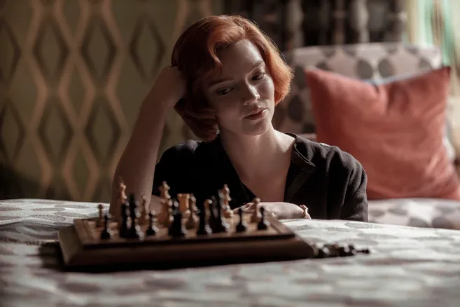 Dame posé sur un plateau d'échec, représentant une scène du «Jeu de la dame» sur Netflix.