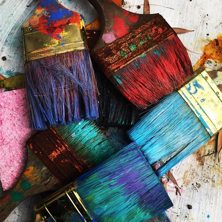 Pinceaux sales de peinture