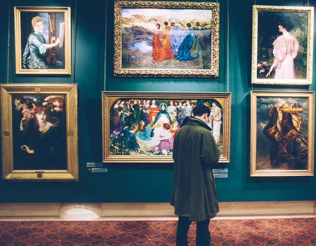 Homme qui regarde des œuvres.