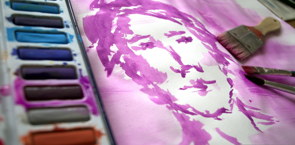 Un homme peinturé en aquarelle mauve.