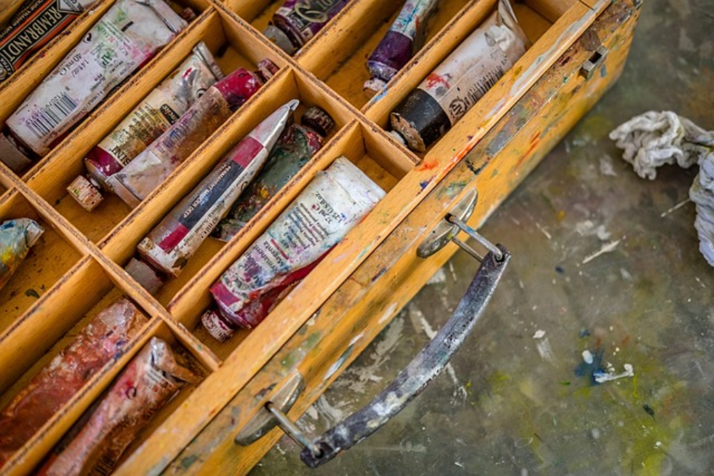 Coffret en bois contenant plusieurs tubes de peinture