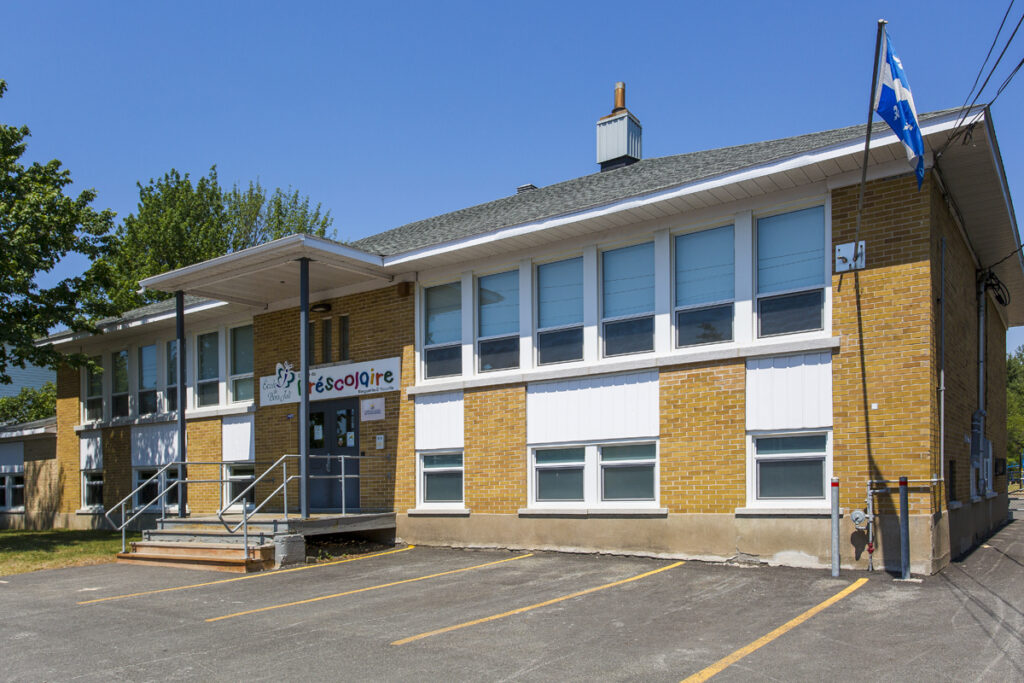 Devanture de l'école du Bois-Joli sur la rue De Neuville-En-Ferrain, à Sainte-Anne-Des-Plaines