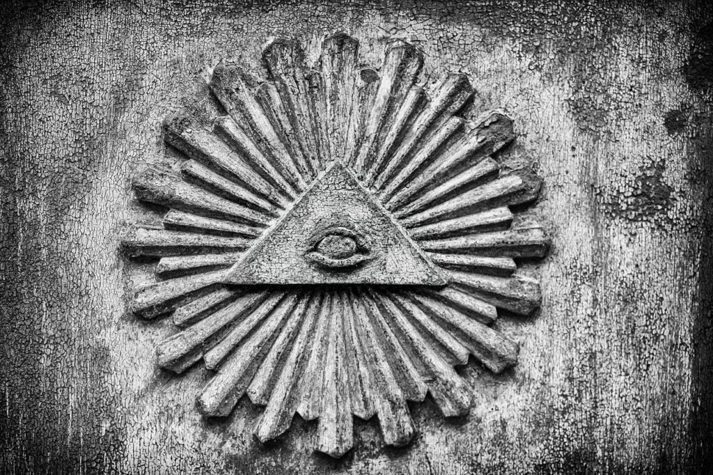 Triangle ancestral qui raconte une histoire. Cela est sculpté dans un mur de béton.